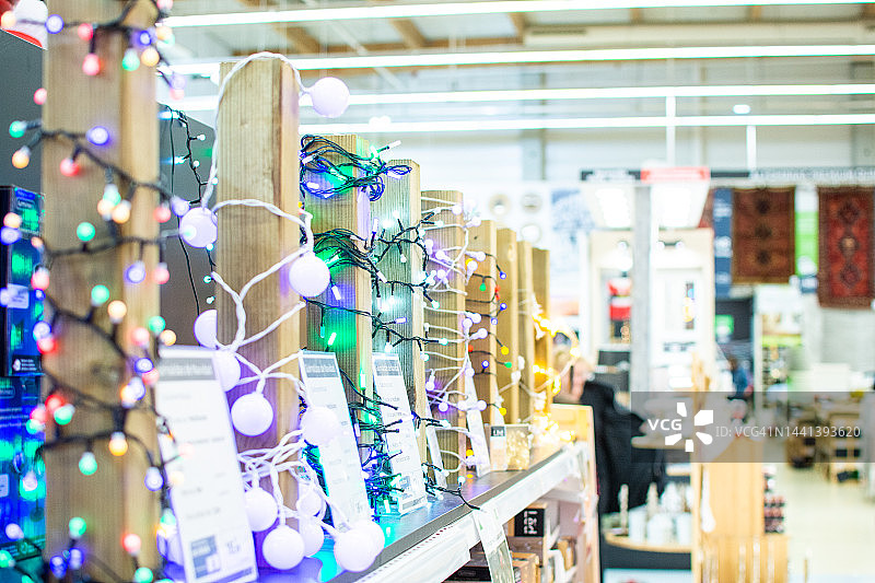 商店货架上挂着圣诞彩灯，圣诞购物图片素材