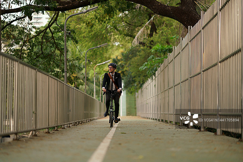 商人城市通勤骑自行车健康和可持续的通勤图片素材