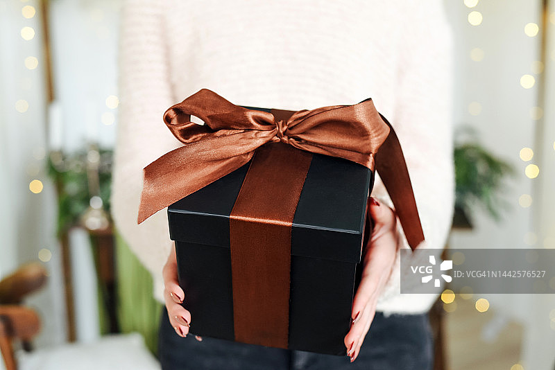 礼品盒在女性手中。新年。圣诞节。礼物。图片素材