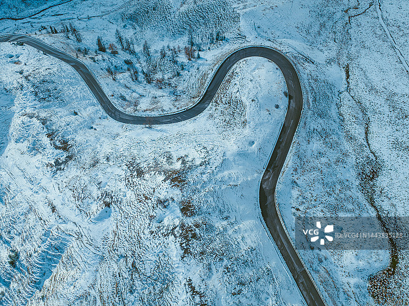 冬季通过白云石的蜿蜒道路鸟瞰图图片素材