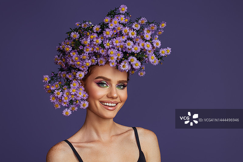 年轻漂亮的女孩，头上戴着花环图片素材