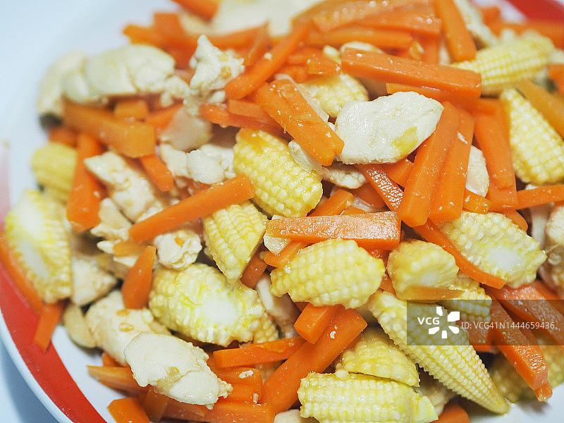 炒小玉米配胡萝卜和鸡肉图片素材