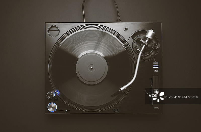 平面铺设的图像dj转盘上的黑色背景。头顶上的专业唱片骑师唱片播放机的照片图片素材