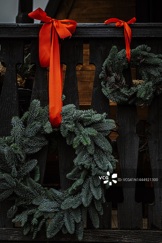 木制房子外面用圣诞松木花环装饰的自然环境图片素材