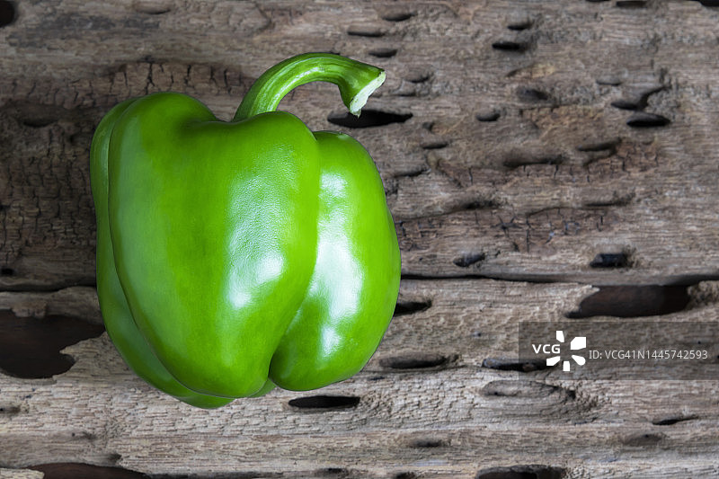 绿甜椒在木桌上特写。图片素材