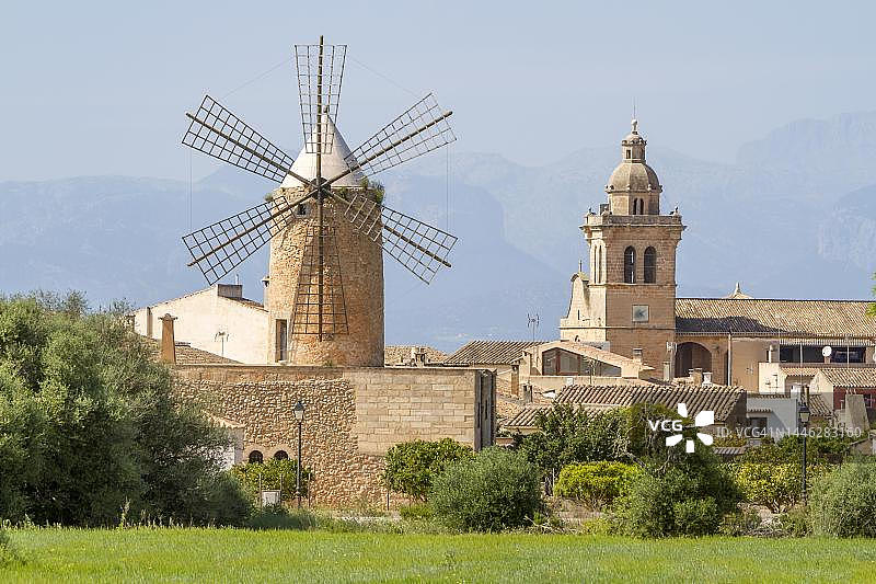 西班牙，巴利阿里群岛，马略卡岛，有风车和教堂的阿尔盖达景色图片素材