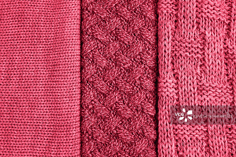 针织羊毛背景在Viva品红色。羊毛针织的东西有不同的图案。图片素材