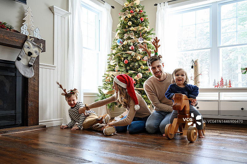 一家人围坐在圣诞树旁图片素材