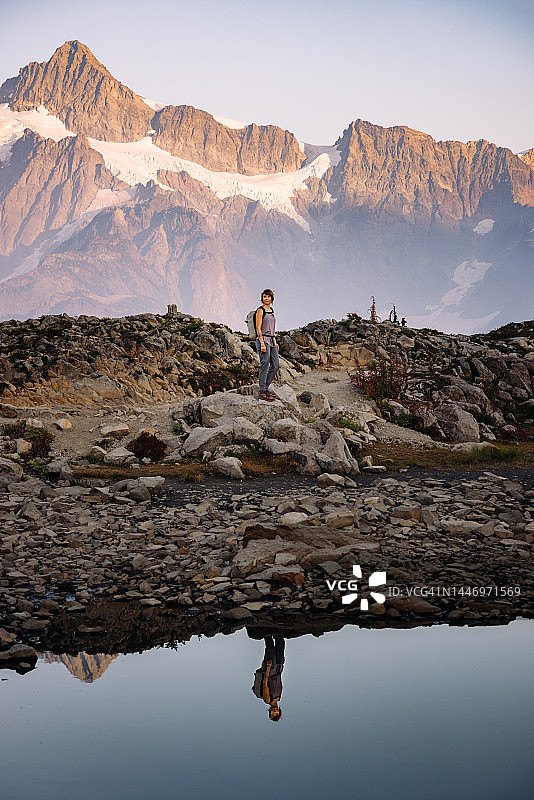 一名女子在华盛顿州的高山山脊徒步旅行图片素材
