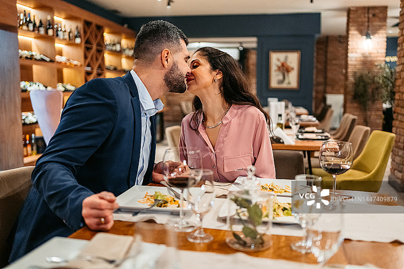 中年夫妇在餐厅接吻图片素材