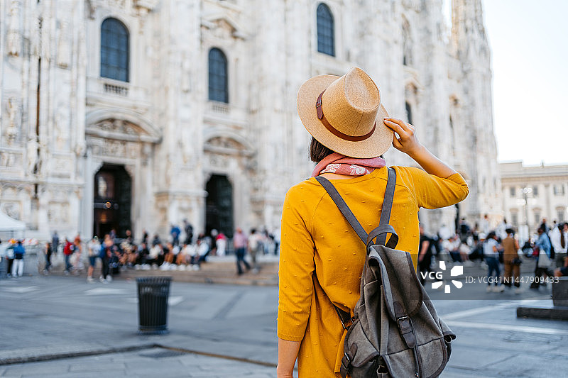 年轻的女游客正在欣赏米兰大教堂的景色图片素材