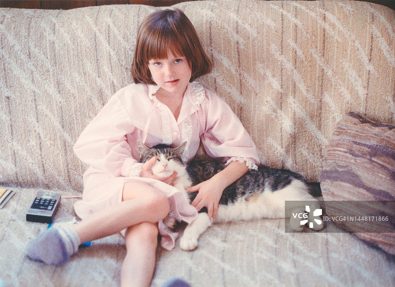 复古的孩子和猫80年代90年代有趣的猫女士周末在家里星期天早上图片素材