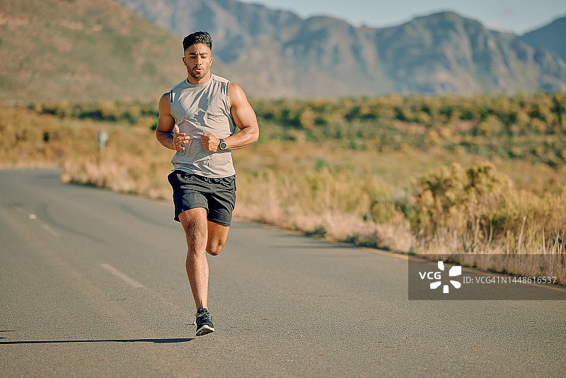 人，健身跑步和乡村公路在大自然锻炼，偏远公路训练或山区锻炼在保健保健。运动运动员，私人教练和街头跑者的马拉松速度图片素材