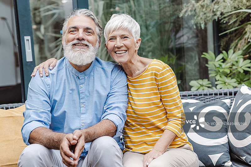 阳台上一对快乐的老年夫妇的肖像图片素材