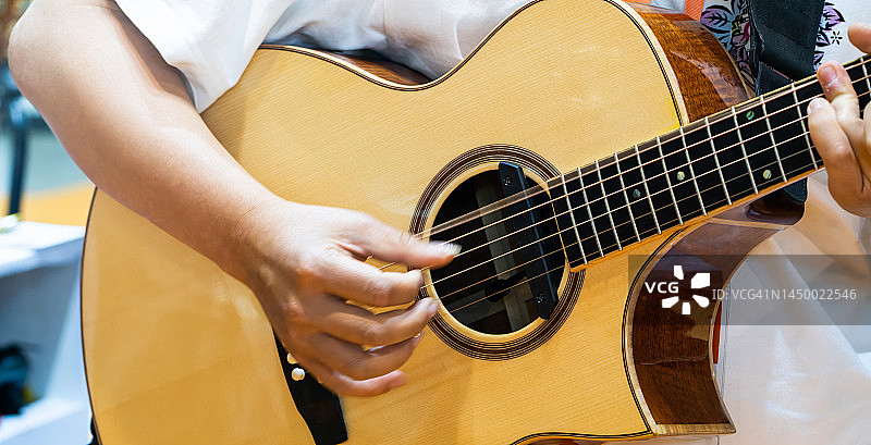 男人的手在弹吉他图片素材