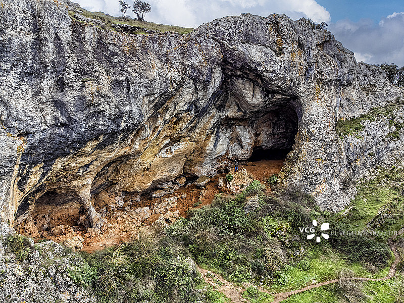 鸟瞰一个有天然柱子的大岩洞的内部。图片素材