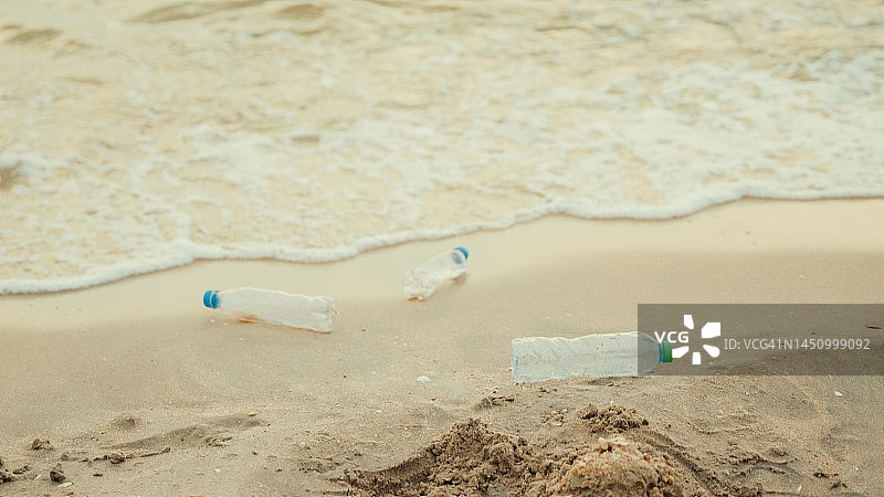 海滩上散落的垃圾和塑料垃圾。环境污染，生态问题。图片素材