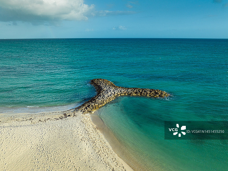 在巴哈马新普罗维登斯，拿骚，无人机拍摄的海滩上的y形堤防图片素材