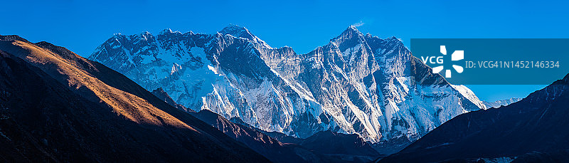 珠穆朗玛峰南脸努普兹洛子喜马拉雅山峰全景图片素材