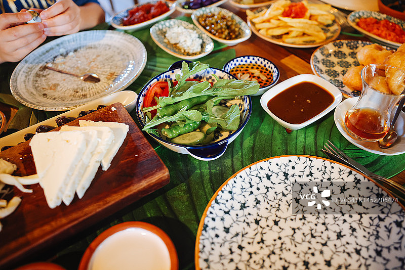 传统的土耳其早餐，人们带着各种各样的食物，成分广泛图片素材