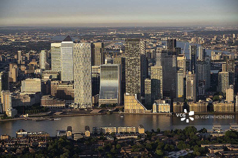 鸟瞰图飞越英国伦敦市看狗岛和泰晤士河日落图片素材