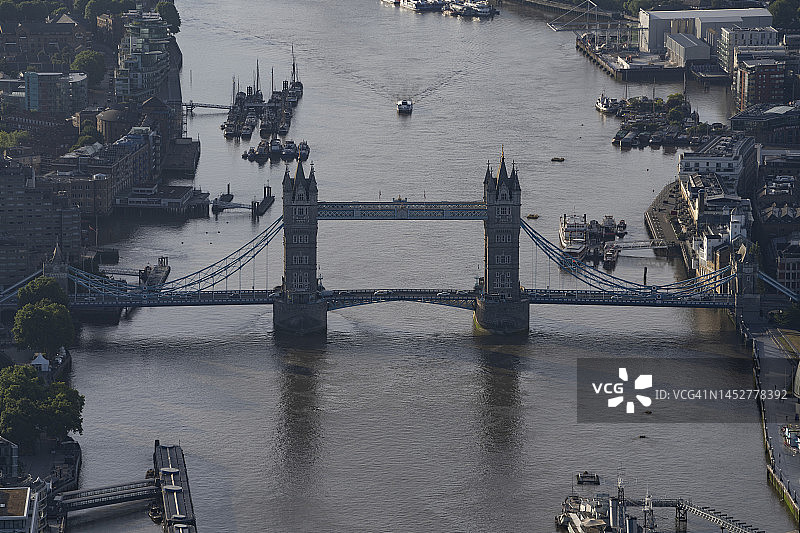 俯瞰伦敦塔桥的鸟瞰图，日出时分图片素材