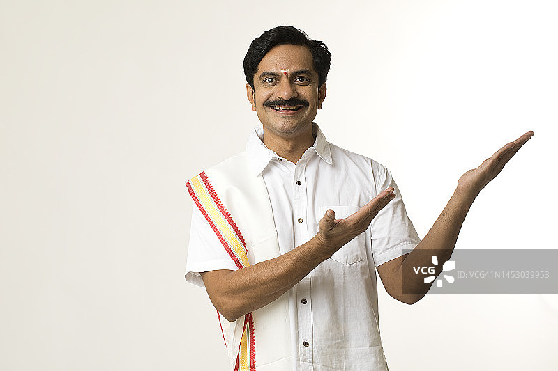 兴奋的南印度男子伸出双臂图片素材