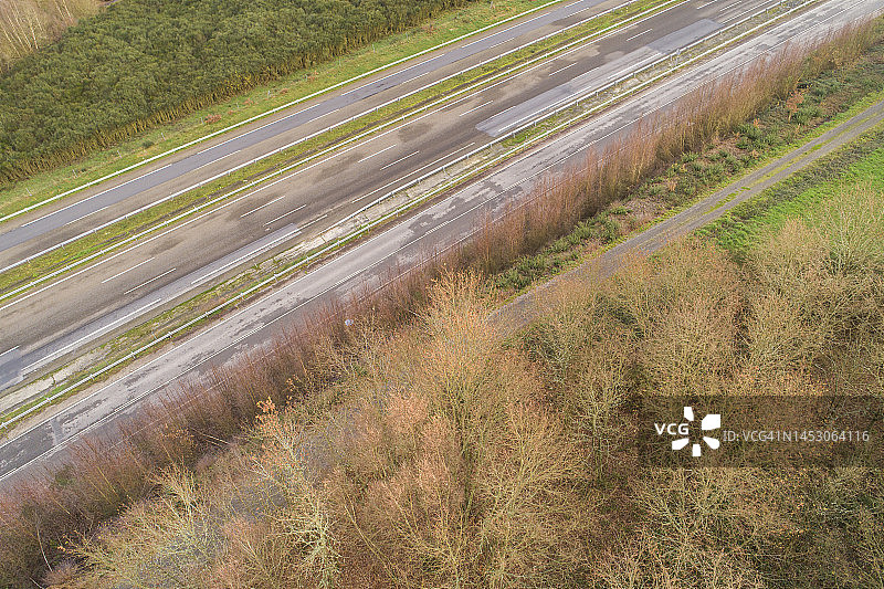 冬季山区公路无人机鸟瞰图图片素材