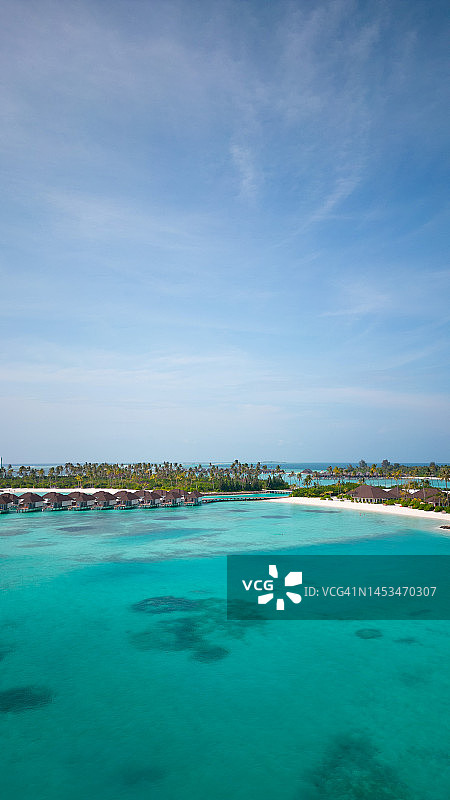 马尔代夫酒店海滩别墅与游泳池热带岛屿度假村图片素材