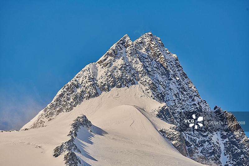 雪山(大格洛克纳)在一个阳光灿烂的日子，在Hochalpenstrasse, Pinzgau，萨尔茨堡，奥地利图片素材