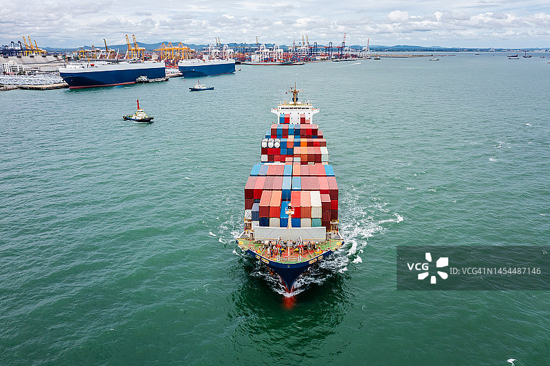 集装箱船物流货物运输进出口国际由集装箱货船在海洋，全球商业和工业服务的海上货物运输图片素材