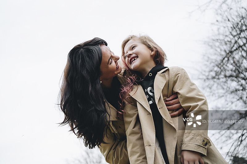 快乐的母亲和女儿在公园享受图片素材