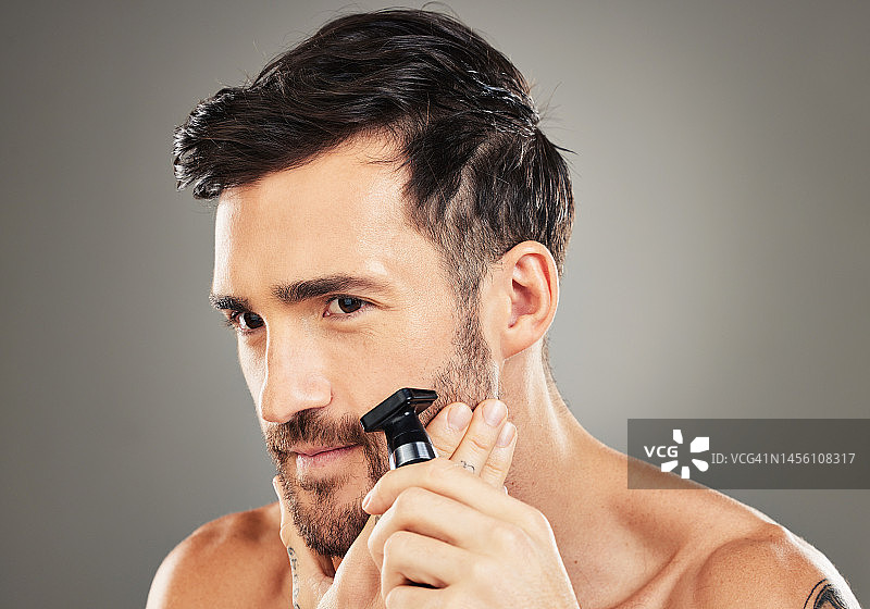 思考，剃须和男子与剃刀为他的脸，护肤和美容在灰色的工作室背景。化妆品，干净，男人有一个健康的胡子，面部毛发和皮肤健康的想法图片素材