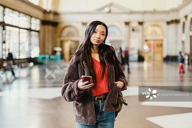 火车站里的亚洲女人图片素材
