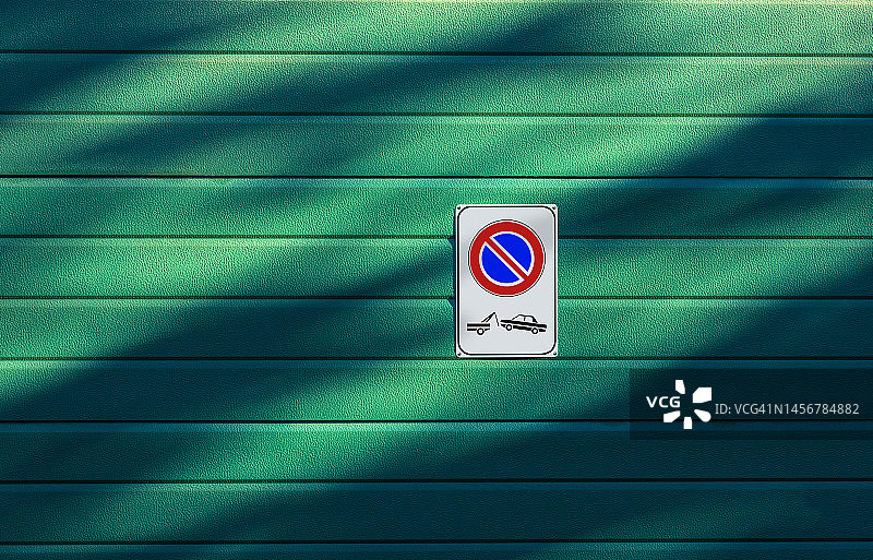 车库门上的禁止停车和拖走区域标志图片素材