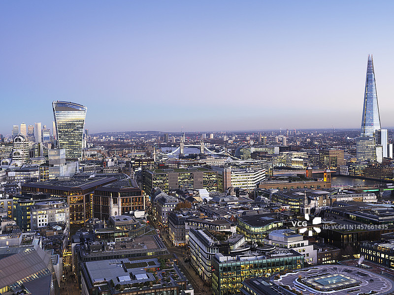 高架城市景观的伦敦城市天际线在黄昏图片素材
