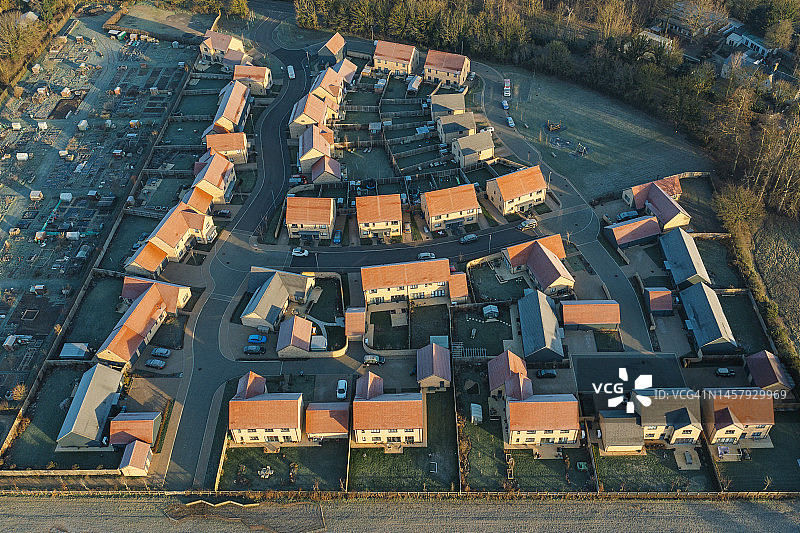 在一个寒冷的早晨，无人机俯瞰郊区的房屋图片素材
