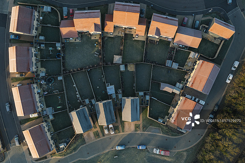 在一个寒冷的早晨，无人机俯瞰郊区的房屋图片素材