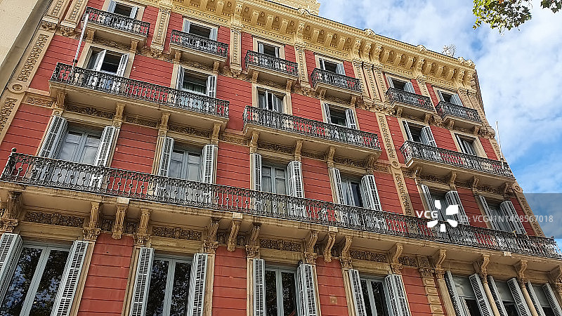西班牙巴塞罗那的住宅建筑立面图片素材