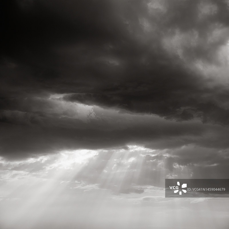 幽灵般的风暴云和阳光背景图片素材