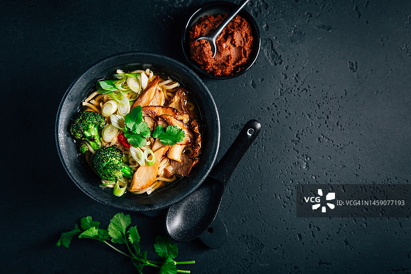 素食味噌或拉面汤蘑菇和蔬菜在黑色背景图片素材