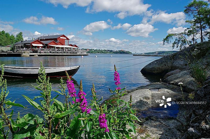 小岛，小船，岩石海岸和鲜花，田园牧歌，目的地，瑞典斯德哥尔摩的Fjaedarholma图片素材