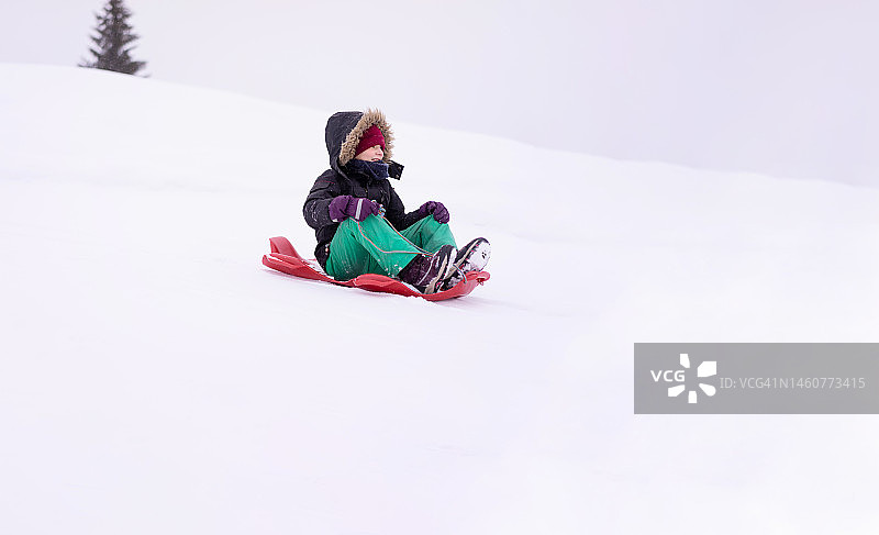 孩子们在雪地里玩得很开心。图片素材