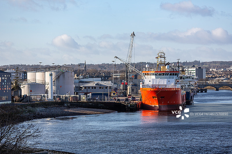 停泊在英国苏格兰阿伯丁港的石油钻井平台支援船图片素材
