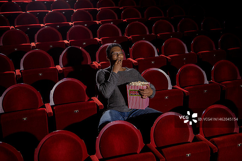 独自一人在电影院看戏剧图片素材