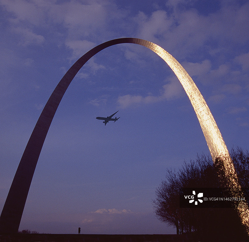巨大的拱门和飞机图片素材