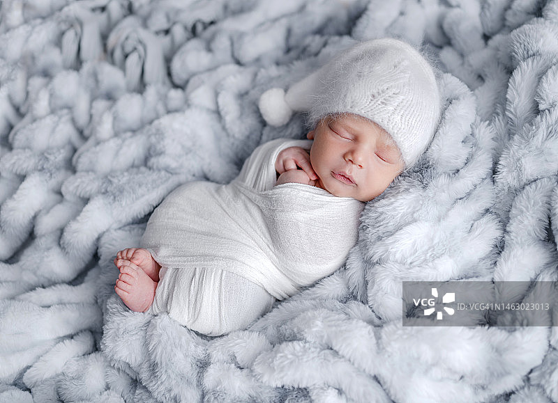 可爱的新生男婴肖像图片素材