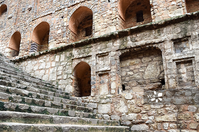 Agrasen Ki Baoli(台阶井)位于印度新德里康诺特中部，古老的古代考古建筑图片素材