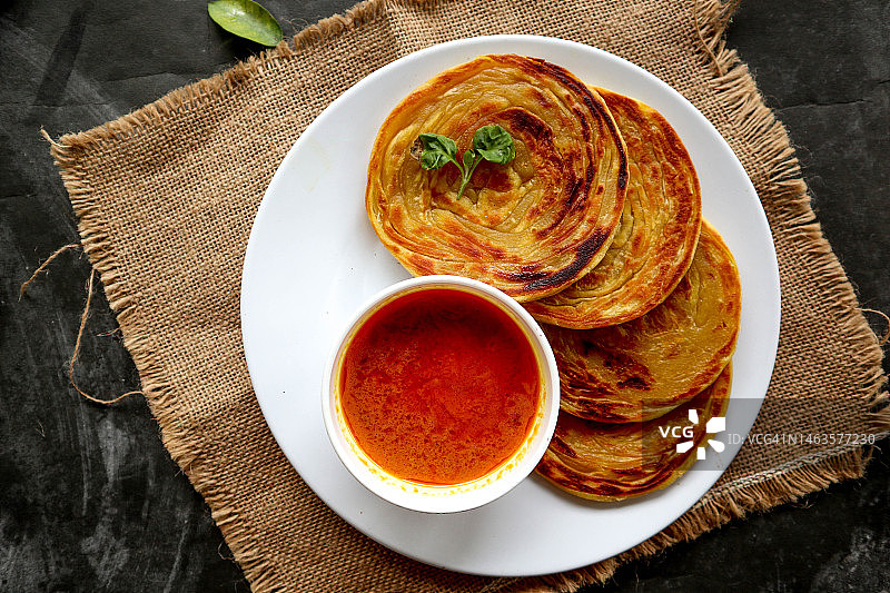 Paratha面包或canai面包或roti maryam，最受欢迎的早餐餐盘，罗马尼亚久尔久图片素材