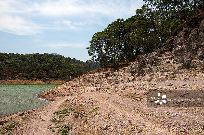 Exposed lake bed edges due to low water levels caused by drought on Lake Avándaro, Valle de Bravo, Mexico State, Mexico图片素材